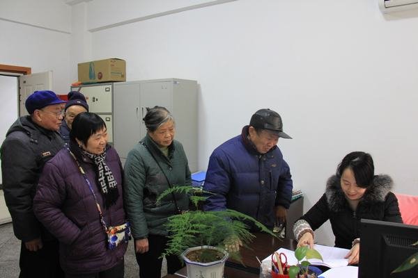 工程局向離退休職工發(fā)放2018年春節(jié)慰問(wèn)金