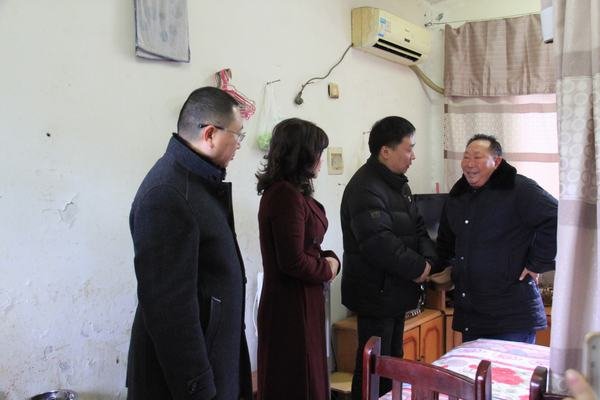 省總工會(huì)周鍵副主席一行到工程局慰問困難職工