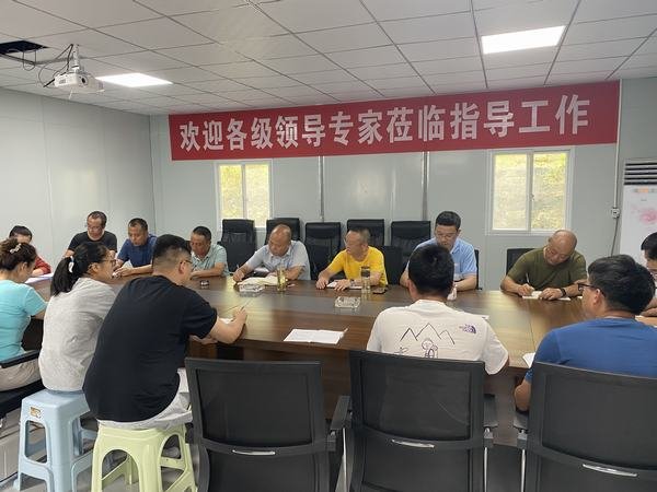 公司副總經(jīng)理鄒世界到小井溝支渠工程指導(dǎo)工作