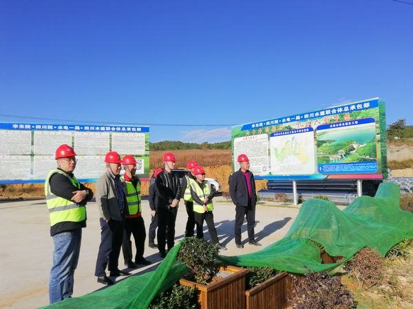 公司總經(jīng)理袁斌一行到龍?zhí)另椖块_展督導工作