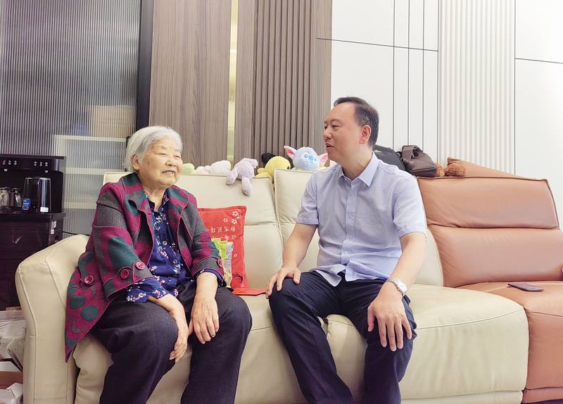 公司開(kāi)展走訪慰問(wèn)功勛模范活動(dòng)