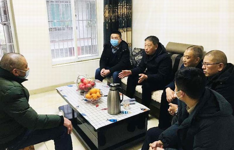 集團(tuán)董事羅國(guó)書(shū)到建設(shè)公司慰問(wèn)“一對(duì)一”幫扶困難職工