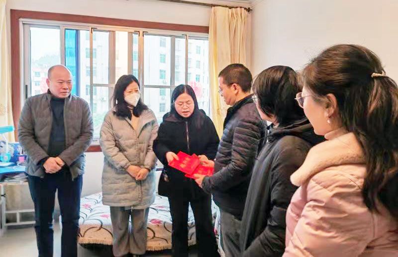 集團(tuán)副總經(jīng)理隆文非一行到建設(shè)公司慰問(wèn)“一對(duì)一”幫扶困難職工暨開(kāi)展安全檢查指導(dǎo)工作