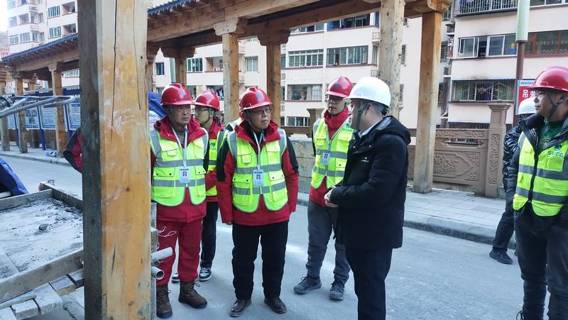 唐克飛赴德格縣包裝飲用水幫扶項目檢查指導(dǎo)工作并慰問一線職工