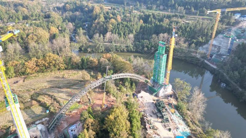 亭子口灌區(qū)工程構(gòu)溪河渡槽雙連拱懸拼鋼拱架A拱跨一二拱肋順利合攏
