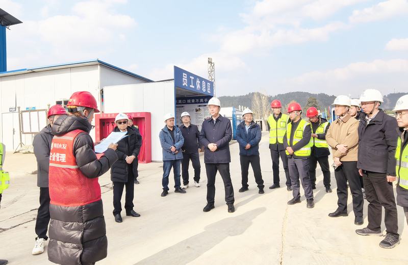 集團(tuán)領(lǐng)導(dǎo)尹曉東赴亭子口灌區(qū)一期工程項(xiàng)目慰問一線職工并檢查指導(dǎo)工作